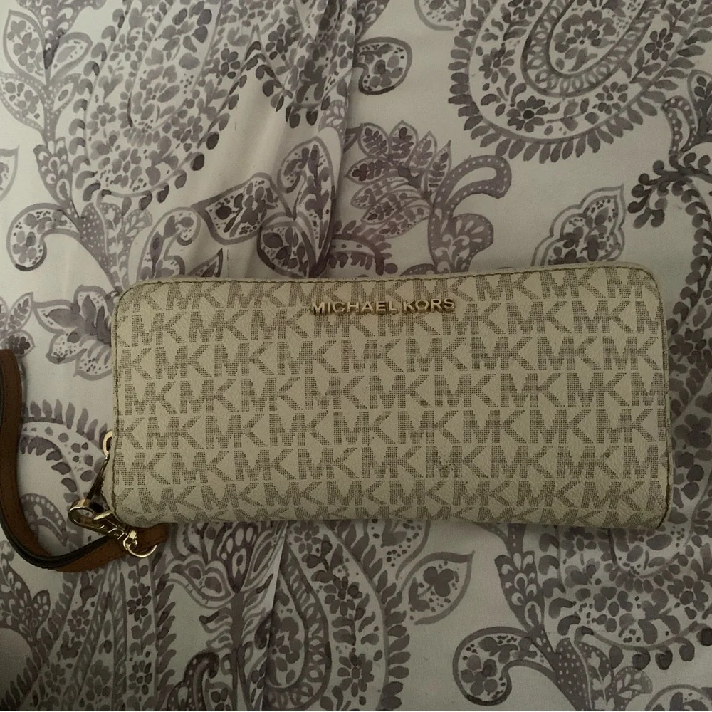 MK Wallet - Picture 1 of 4